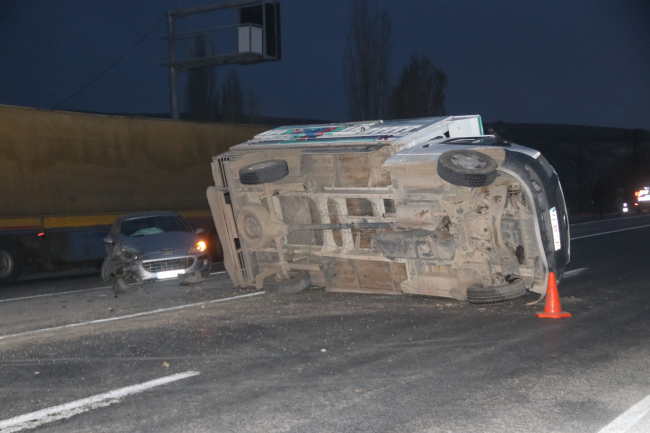 Van'da kamyonetle otomobil çarpıştı: 7 yaralı